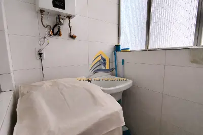 Área de utilitários organizada e iluminada