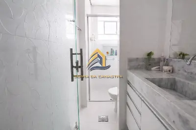 Banheiro moderno e iluminado